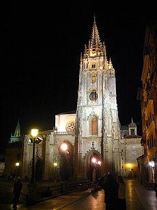Catedral Oviedo Noche.jpg