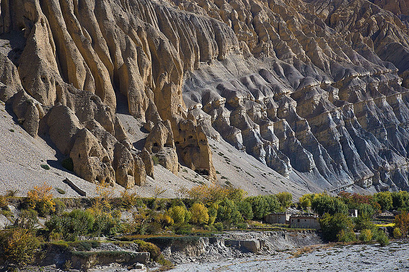 File:Cave dwellings in Tetang.jpg