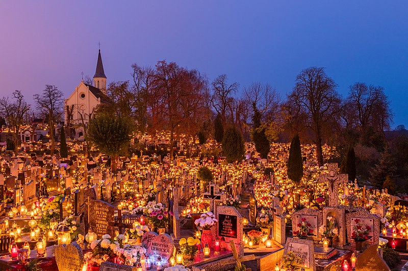 File:Celebración de Todos los Santos, cementerio de la Santa Cruz, Gniezno, Polonia, 2017-11-01, DD 10-12 HDR.jpg