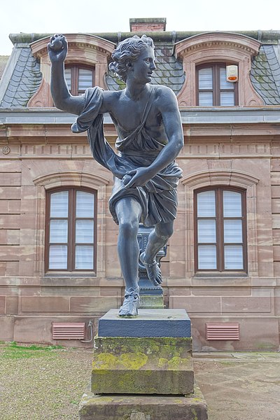File:Château des Rohan - façade avant - statue (Saverne) (2).jpg