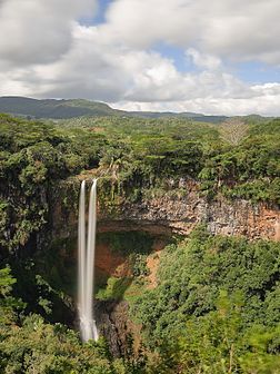 Vista da Cascata de Chamarel no sudoeste da ilha Maurício, onde o rio du Cap cai de um penhasco de 95 metros de altura. (definição 2 421 × 3 228)