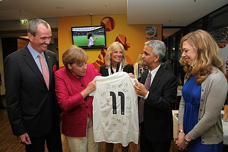 Tập_tin:Chancellor_Merkel_is_Presented_with_an_Autographed_U.S._Women's_Jersey_(5984656852).jpg