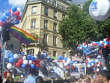 Paris Pride Char de Flag ! a la marche des fiertes de Paris 2011.jpg