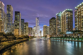 Vue sur la Trump International Hotel and Tower et les immeubles bordant la rivière Chicago depuis le pont de Lake Shore Drive, à la tombée de la nuit. (définition réelle 2 105 × 1 000)
