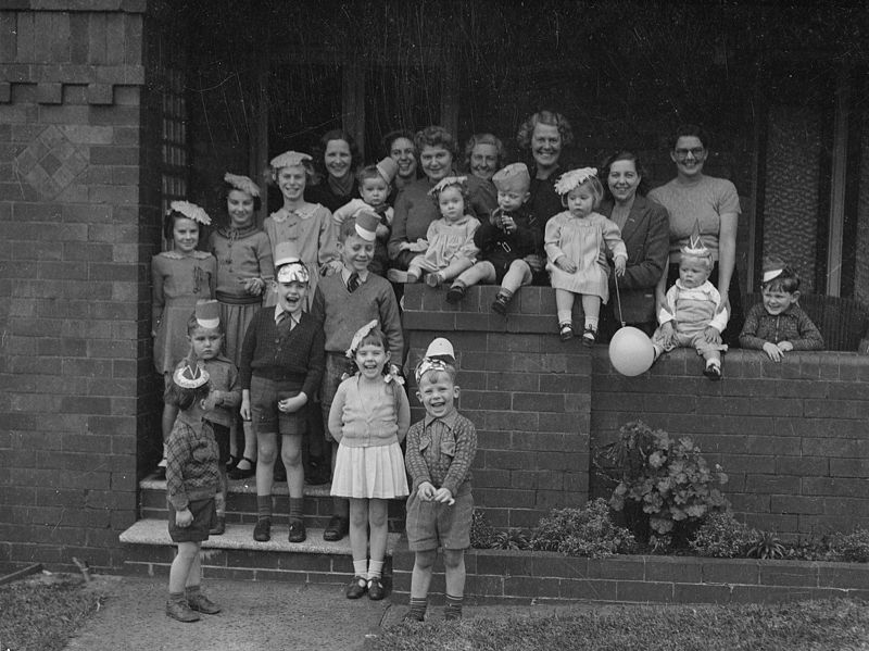 File:Children's birthday party at the home of Mrs Lucy Jane Moran, Todman Ave, Kensington, Sydney, 1930s - Sam Hood (3722824972).jpg