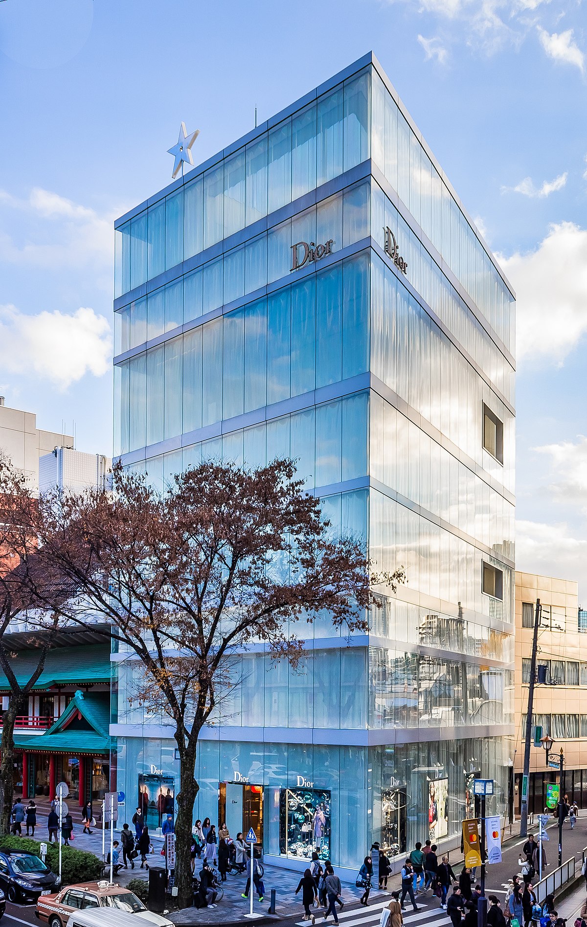 File:Louis Vuitton Store in Omotesando.jpg - Wikimedia Commons