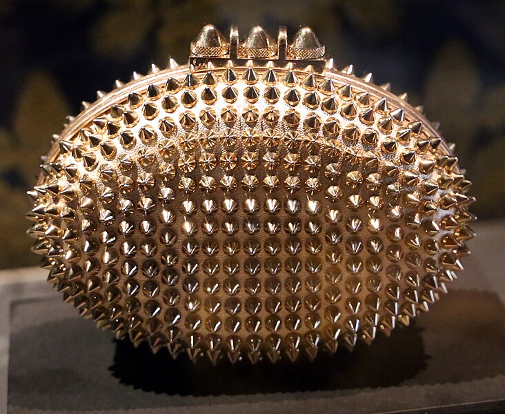 File:Christian louboutin, clutch mina spikes, p-e 2013.jpg