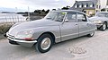 Une Citroën DS 20, vue de ¾ avant.