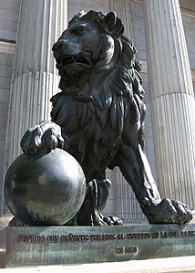Escultura de un león en el Congreso de los Diputados (Madrid).