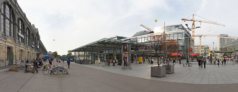 File:DD-Bahnhofsvorplatz5-pano.jpg