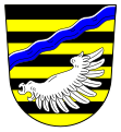 Gemeinde Niederfüllbach Neunmal geteilt von Schwarz und Gold, belegt mit einem erhöhten schräglinken blauen Wellenbalken über einem schräglinks gelegten silbernen Flug.