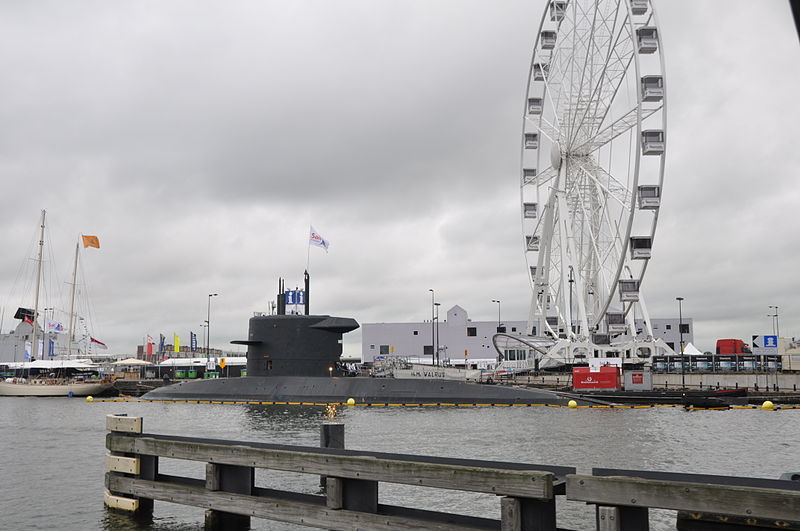 File:De WALRUS voor de wal bij Sail Amsterdam 2010 (01).JPG