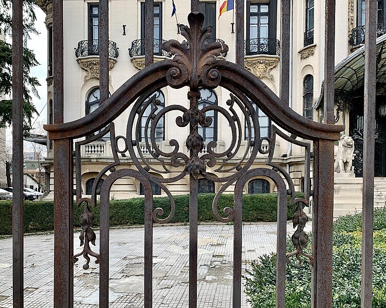 File:Detail of a small gate of the George Enescu Museum.jpg