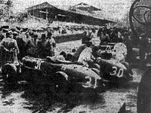 Deux Aston Martin au ravitaillement, lors des 24 Heures du Mans 1935.