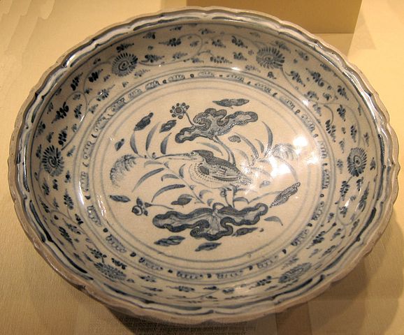 578px-Dish_with_a_long-beaked_flycatcher_among_lotus_from_Vietnam,_Annam,_15th_century,_HAA.JPG (578×480)