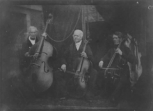 Dragonetti (left) and Lindley (middle) in a Daguerreotype of 1841 (Source: Wikimedia)