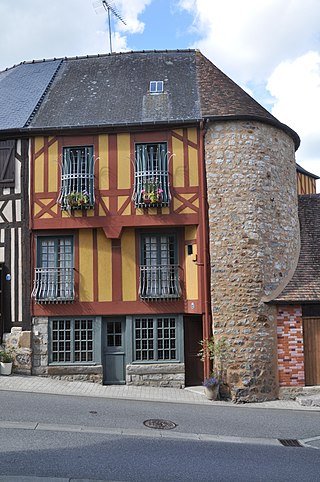 Domfront (France) maison et demi-donjon.JPG