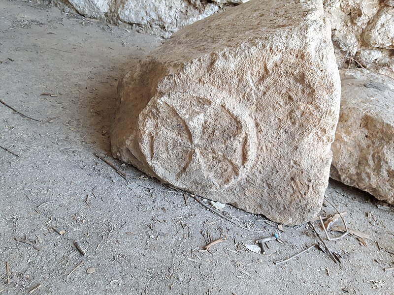 File:Elaborated stone and a cross.jpg