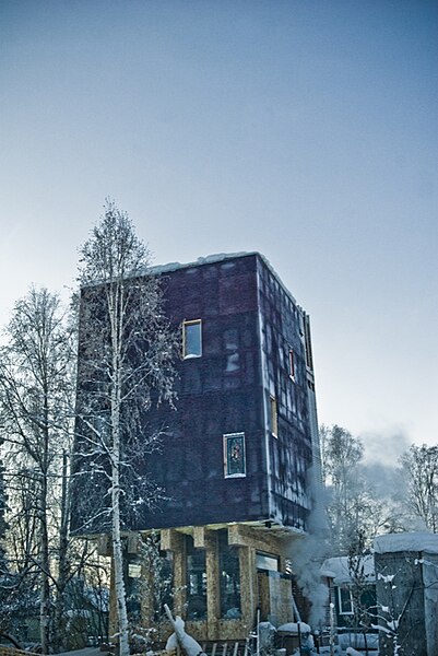 File:Elevated house in fairbanks.jpg