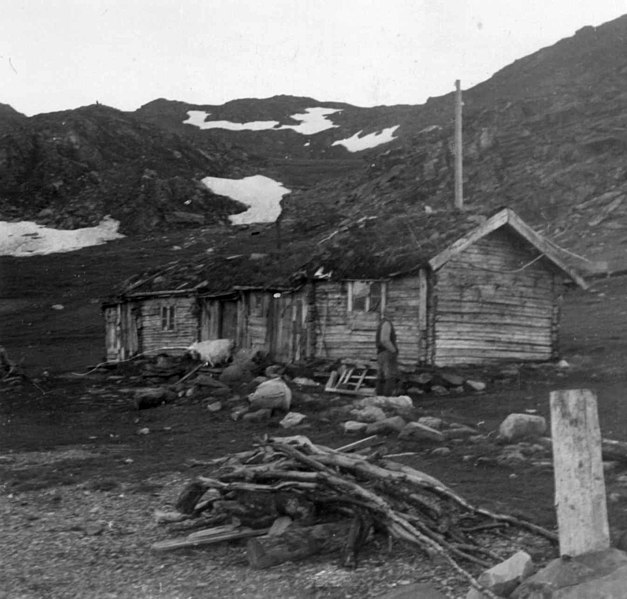 File:En bolig sammensatt av tre stabbur. Langfjordnes 1952 - Norsk folkemuseum - NF.05023-039.jpg