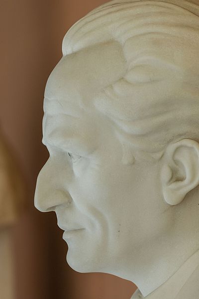 File:Erwin Schrödinger (1887-1961), Nr. 112, bust (marble) in the Arkadenhof of the University of Vienna-2955.jpg