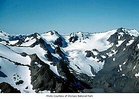 Mount Carrie (vpravo), Ruth Peak (vlevo) a ledovec Fairchild.