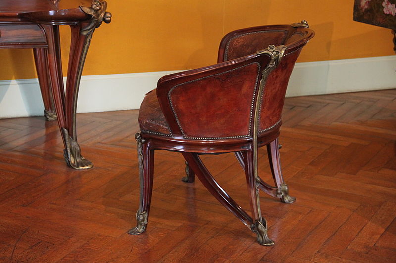 Fauteuil Aux Nénuphars au Musée de l'École de Nancy:照片d'une chise marron à档案incurvé。