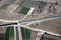 Letecký pohled na zavlažovací kanál v Iráku. Podobný systém se používá v mnoha zemích.