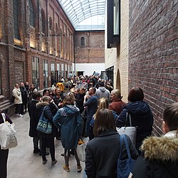 Mange mennesker i korridorer på Oslomet