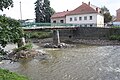 English: Footbridge over Jihlava River ith low stage of river. Čeština: Lávka přes Jihlavu během nízkého stavu vody.