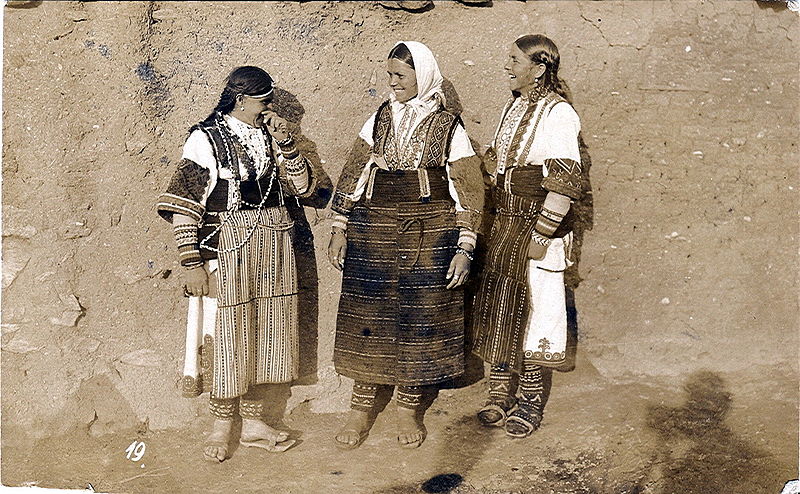 File:Frauen in Tracht.jpg