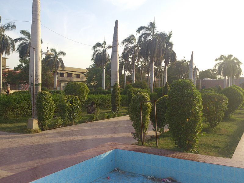 File:Garden, Shah Jahan Mosque, Thatta.jpg