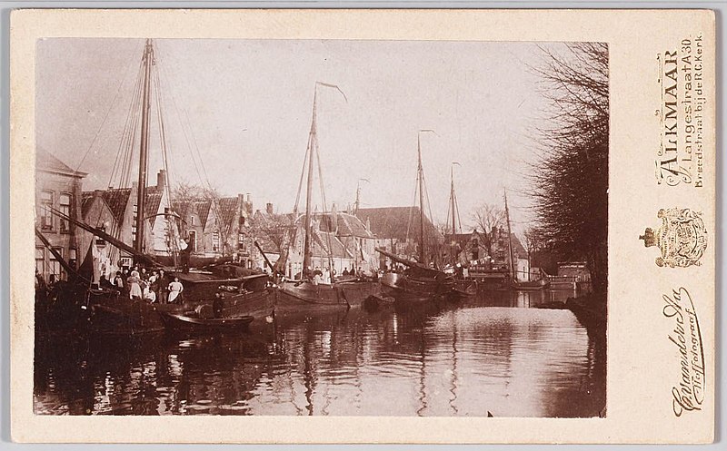 File:Gezicht op de Limmerhoek richting de Schelphoek. Het hoge pand midden is pakhuis de Lelie van de voo - FO 1002982 - RAA alkmaarvoor1900.jpg