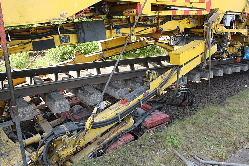 File:Gleisbauzug von Plasser & Theurer nahe Bahnhof Osterholz-Scharmbeck 10.JPG