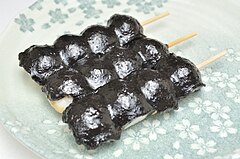 Goma dango (ごま団子), geserveerd met een sesampasta