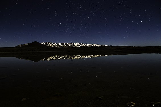 Montagne enneigée de nuit, par WasJL