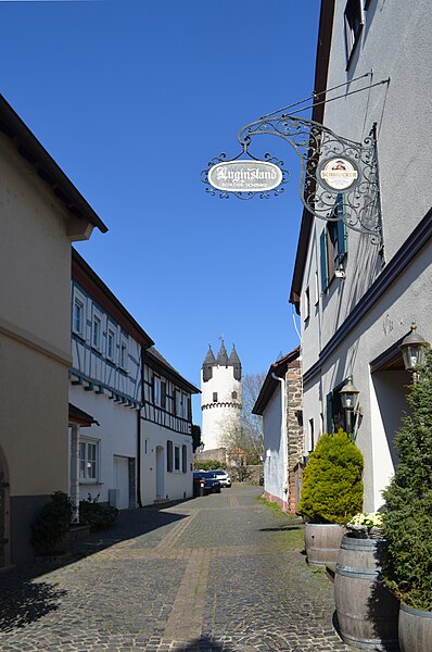 File:Groß-Steinheim, Schloßstraße.jpg