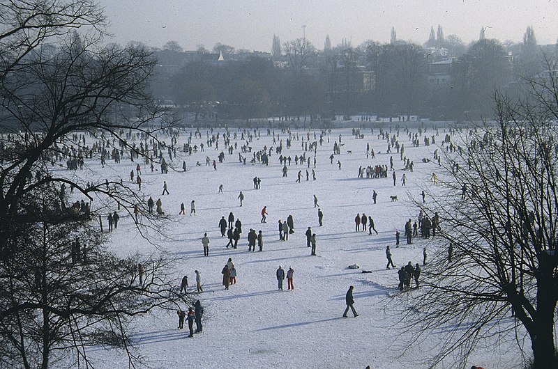 File:HH A Alster zugefroren 5 1984 MK.jpg