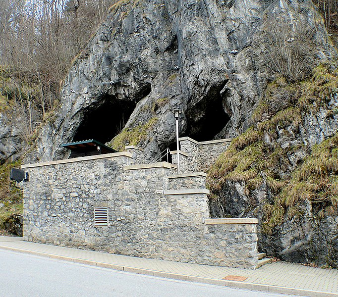 File:Hermanshöhle Hasselfelder Straße (Rübeland) P1090374.jpg