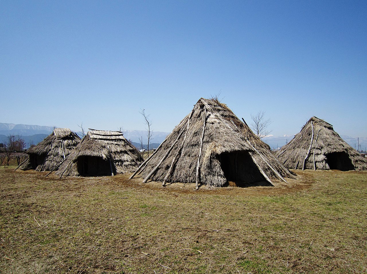       Mésolithique 1280px-Hira-ide_Historic_Site_Park_reconstructed_Jomon_period_%283000_BC%29_houses