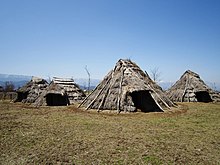 Hira-ide Tarihi Sit Parkı, Jomon dönemi (MÖ 3000) evlerini yeniden inşa etti.