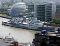 HMS Belfast és City Hall látképe a Nagy Londoni Tűzvész emlékműről