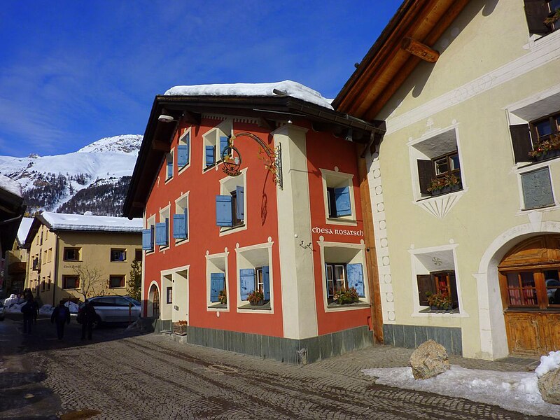 File:Hotel Rosatsch - panoramio.jpg