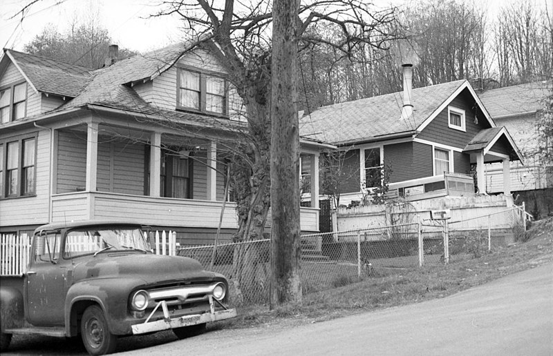 File:Houses in West Seattle, 1976 (43531778381).jpg