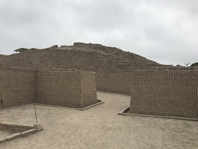 File:Huaca Pucllana - Gran rampa.jpg