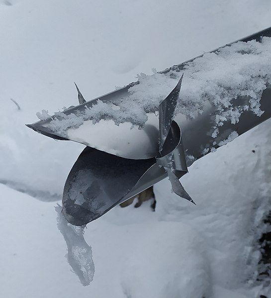 File:Ice in a gutter.jpg