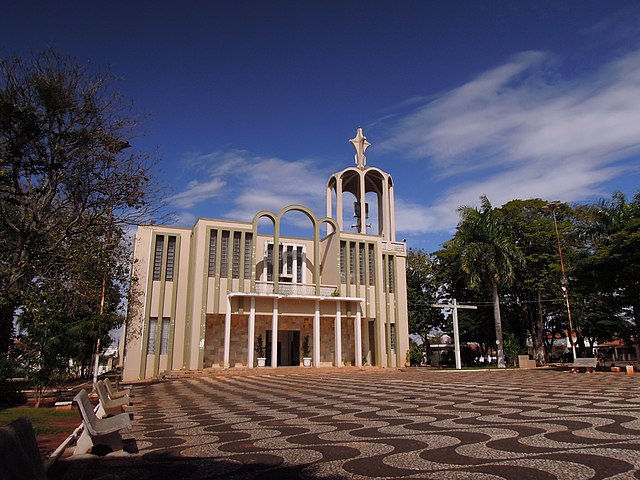 Igreja Matriz, na Praça Irmãos Okubo.