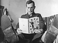 Ilja Ilf čte knihu "Dvanáct židlí", 1930