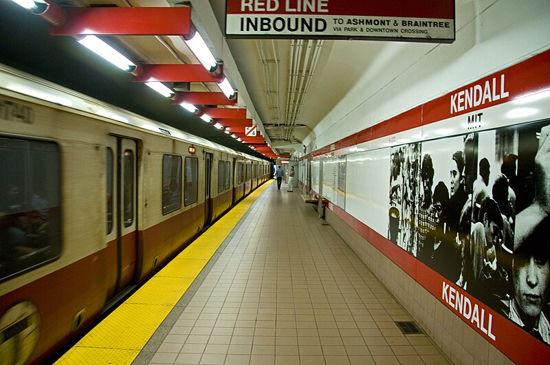 File:Inbound train at Kendall MIT station, September 2009.jpg