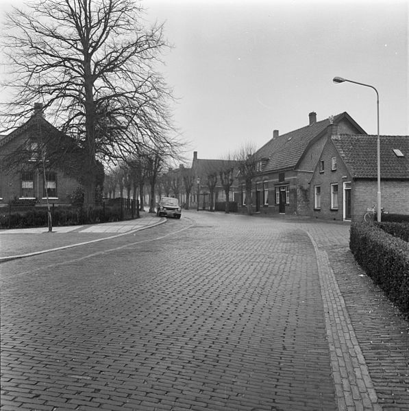 File:Inkijk in de Dorpsstraat - Wemeldinge - 20253276 - RCE.jpg